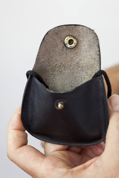 LEAS Kinder Brustbeutel aus Echt-Leder mit Druckknopf und verstellbarem Umhängeband perfekt für Schule und Kindergarten 9x7,5x1cm (BxHxT) (schwarz)