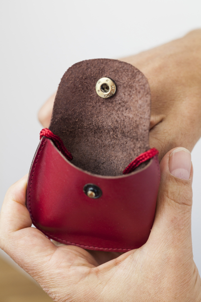 LEAS Kinder Brustbeutel aus Echt-Leder mit Druckknopf und verstellbarem Umhängeband perfekt für Schule und Kindergarten 9x7,5x1cm (BxHxT) (rot)