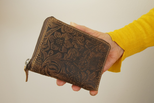 Damenbörse mit umlaufenden Reißverschluss Vintage Lilianen-Muster in Echt-Leder, cognac